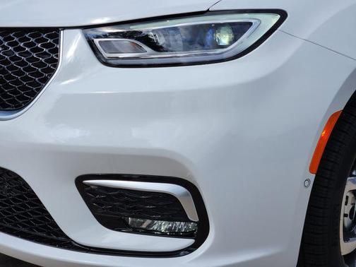 Bright White Clearcoat 2026 Chrysler Pacifica L