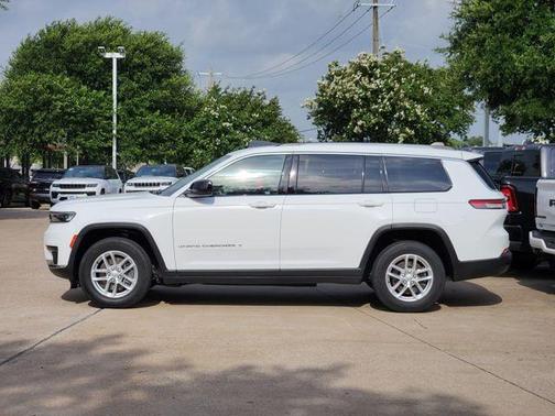 Bright White Clearcoat 2022 Jeep Grand Cherokee L Laredo