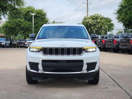 Bright White Clearcoat 2022 Jeep Grand Cherokee L Laredo