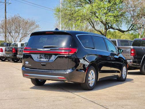 Diamond Black Crystal Pearlcoat 2026 Chrysler Pacifica L