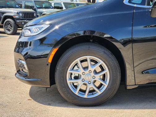 Diamond Black Crystal Pearlcoat 2026 Chrysler Pacifica L