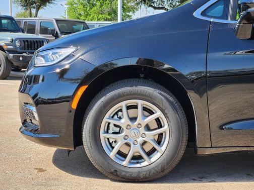 Diamond Black Crystal Pearlcoat 2026 Chrysler Pacifica L