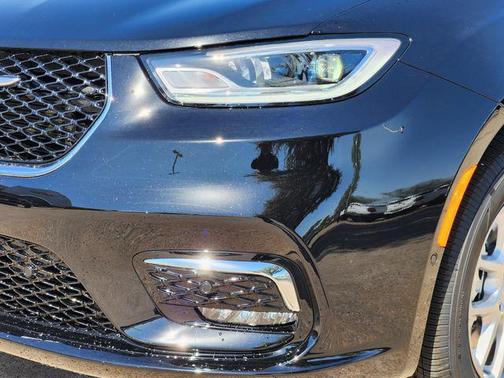 Diamond Black Crystal Pearlcoat 2026 Chrysler Pacifica L