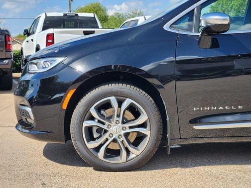 Diamond Black Crystal Pearlcoat 2026 Chrysler Pacifica L