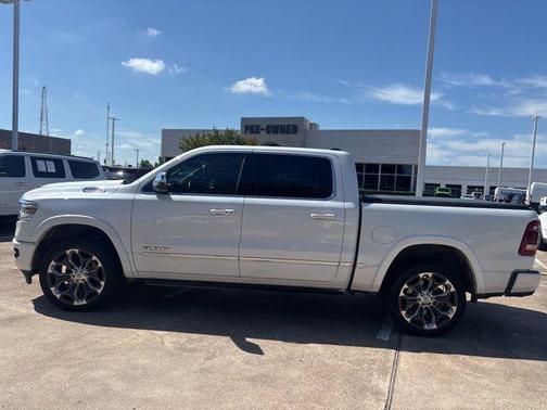 Ivory White Tri-Coat Pearlcoat 2023 RAM 1500 Limited