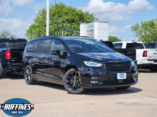 Diamond Black Crystal Pearlcoat 2026 Chrysler Pacifica Limited