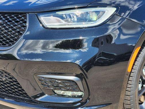 Diamond Black Crystal Pearlcoat 2026 Chrysler Pacifica Limited