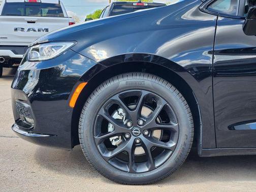 Diamond Black Crystal Pearlcoat 2026 Chrysler Pacifica Limited