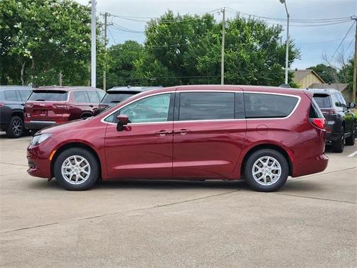 2023 Chrysler Voyager LX