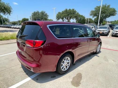 2023 Chrysler Voyager LX