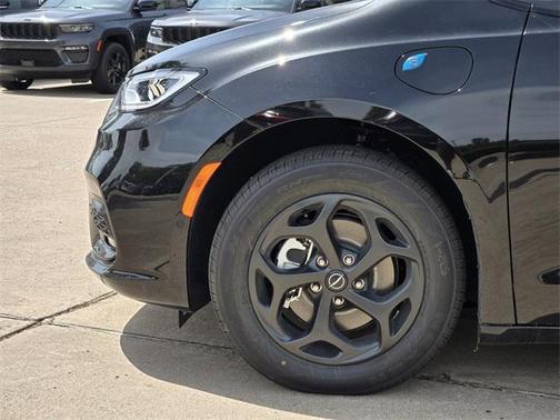 2025 Chrysler Pacifica Hybrid Premium S Appearance Pkg