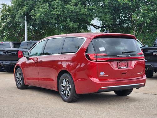 Red Hot Pearlcoat 2027 Chrysler Pacifica Limited