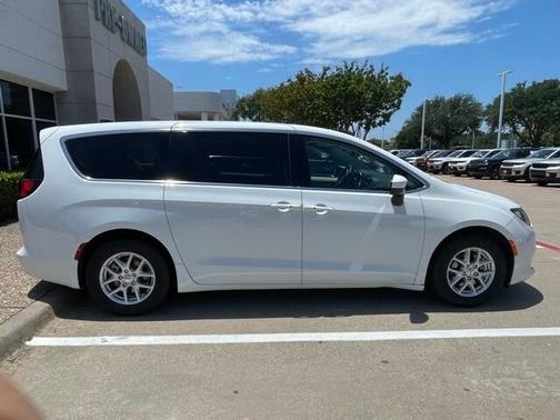 2023 Chrysler Voyager LX