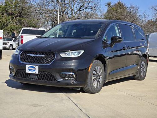 Brilliant Black Crystal Pearlcoat 2024 Chrysler Pacifica Hybrid Select