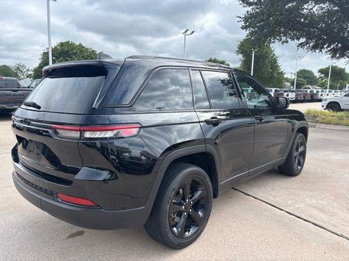 Diamond Black Crystal Pearlcoat 2023 Jeep Grand Cherokee Altitude