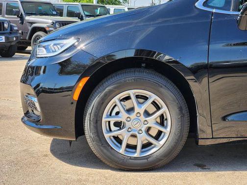 Diamond Black Crystal Pearlcoat 2026 Chrysler Pacifica L