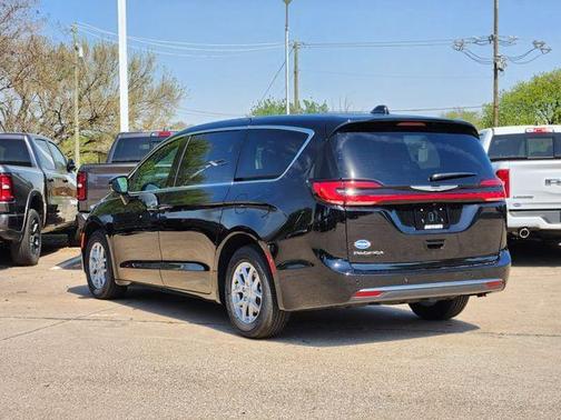 Diamond Black Crystal Pearlcoat 2026 Chrysler Pacifica L