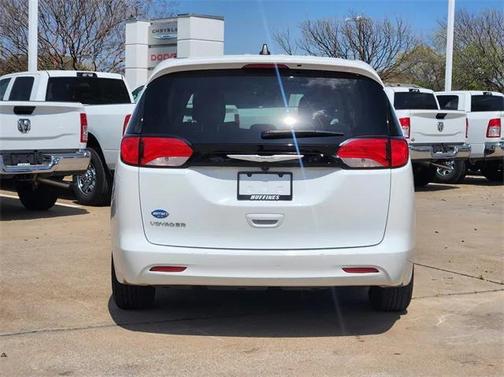 2023 Chrysler Voyager LX