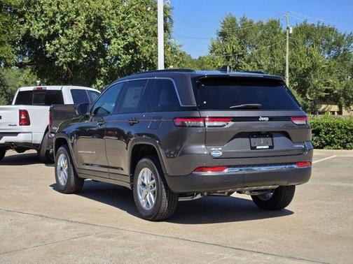 Baltic Gray Metallic Clearcoat 2026 Jeep Grand Cherokee Laredo