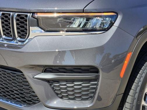 Baltic Gray Metallic Clearcoat 2026 Jeep Grand Cherokee Laredo