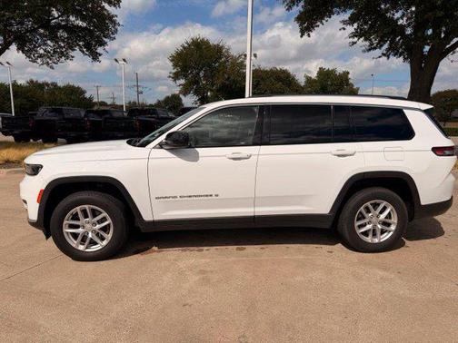 Bright White Clearcoat 2022 Jeep Grand Cherokee L Laredo