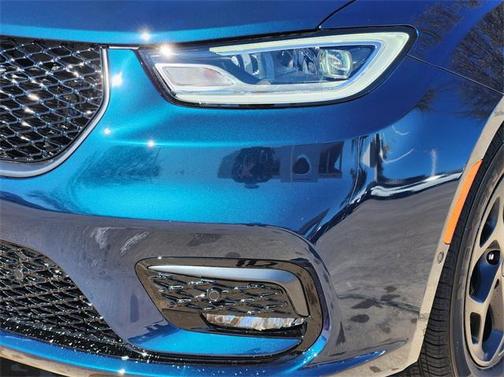 2025 Chrysler Pacifica Hybrid Premium S Appearance Pkg