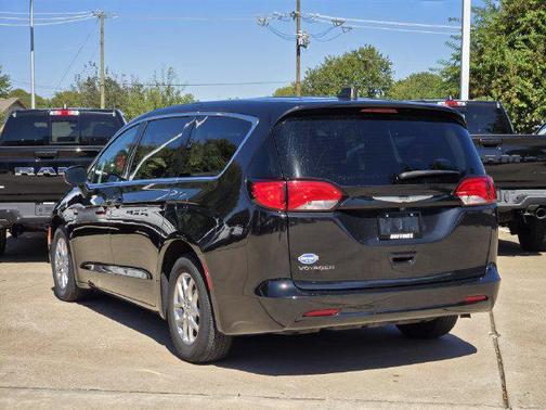 Brilliant Black Crystal Pearlcoat 2023 Chrysler Voyager LX