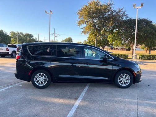 Brilliant Black Crystal Pearlcoat 2023 Chrysler Voyager LX