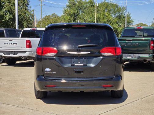 Brilliant Black Crystal Pearlcoat 2023 Chrysler Voyager LX