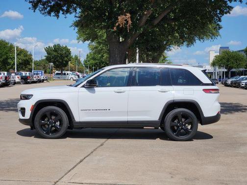 Bright White Clearcoat 2023 Jeep Grand Cherokee Altitude