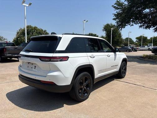 Bright White Clearcoat 2023 Jeep Grand Cherokee Altitude
