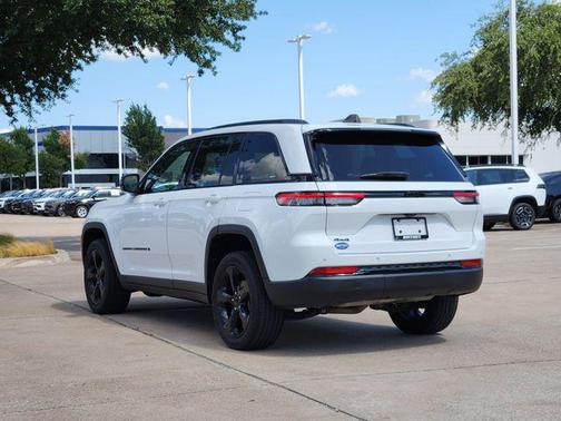 Bright White Clearcoat 2023 Jeep Grand Cherokee Altitude