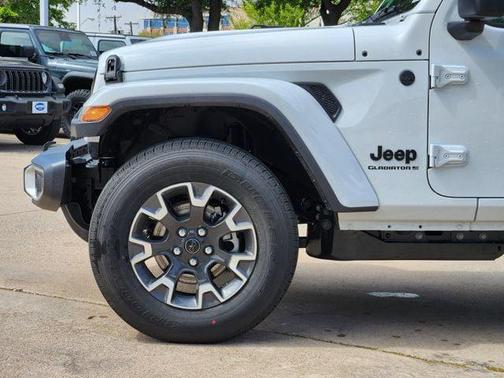 Bright White Clearcoat 2026 Jeep Gladiator Sahara 4x4