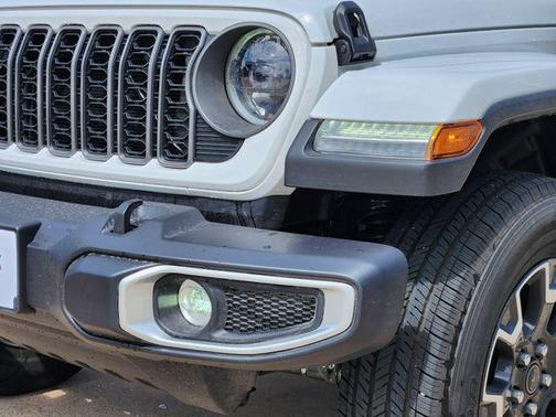 Bright White Clearcoat 2026 Jeep Gladiator Sahara 4x4