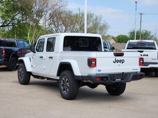 Bright White Clearcoat 2026 Jeep Gladiator Sahara 4x4