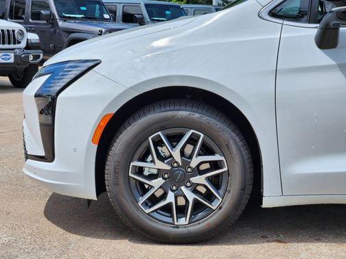 Bright White Clearcoat 2027 Chrysler Pacifica Limited