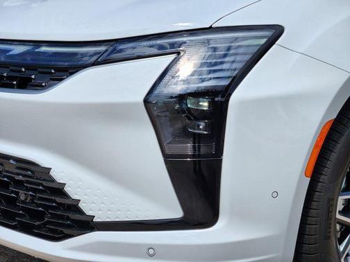 Bright White Clearcoat 2027 Chrysler Pacifica Limited