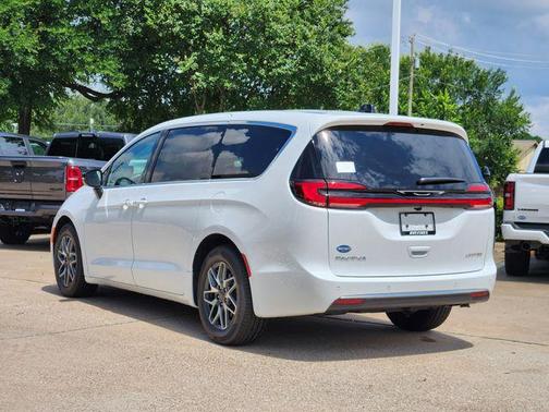 Bright White Clearcoat 2027 Chrysler Pacifica Limited