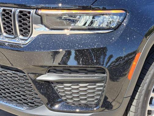 Diamond Black Crystal Pearlcoat 2026 Jeep Grand Cherokee Laredo
