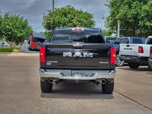 Diamond Black Crystal Pearlcoat 2025 RAM 1500 Laramie