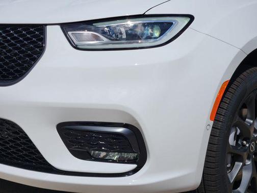 Bright White Clearcoat 2026 Chrysler Pacifica L