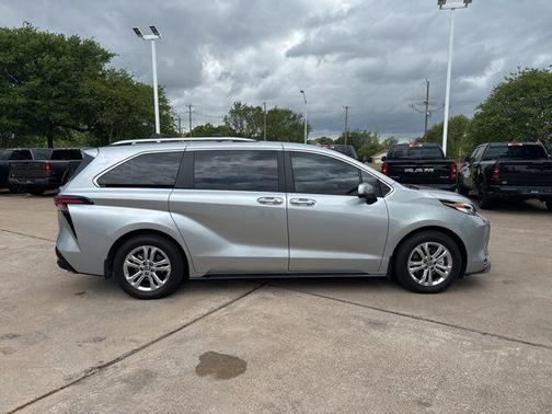 2023 Toyota Sienna Platinum 7 Passenger
