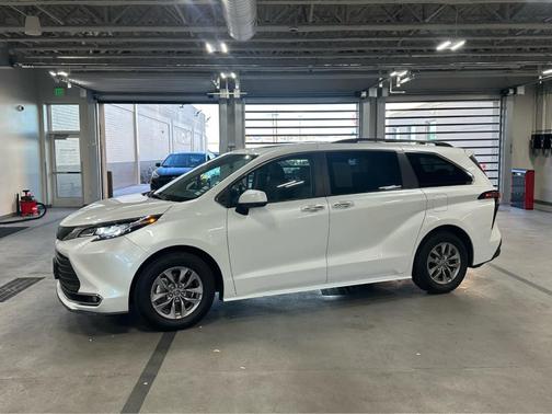 2023 Toyota Sienna XLE