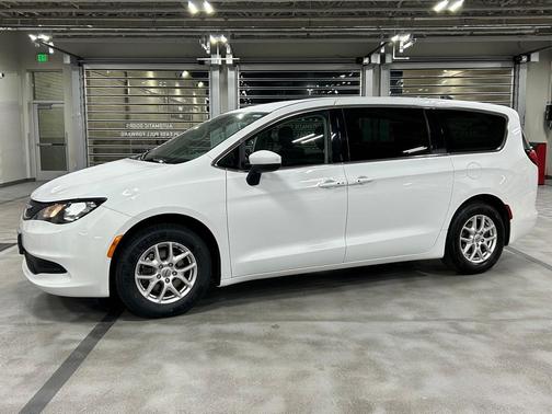 2022 Chrysler Voyager LX