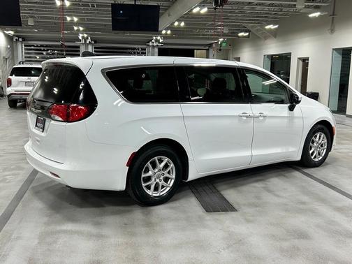 2022 Chrysler Voyager LX