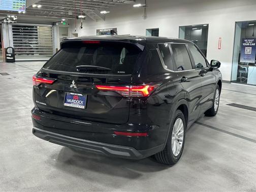 Black 2025 Mitsubishi Outlander ES
