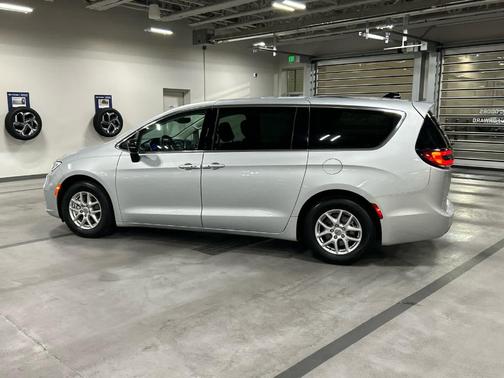 2024 Chrysler Pacifica Touring-L