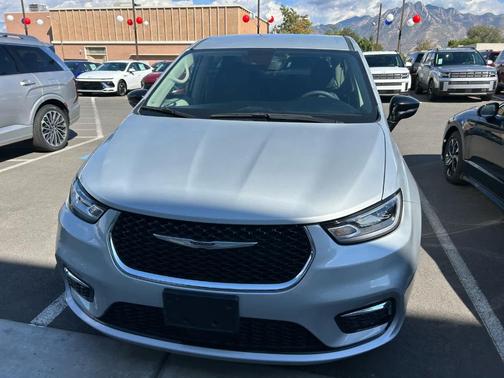 2024 Chrysler Pacifica Touring-L