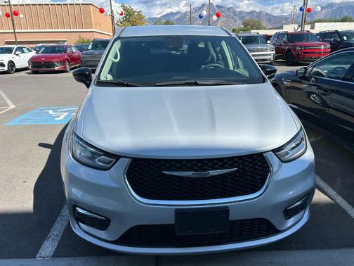 2024 Chrysler Pacifica Touring-L