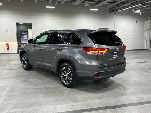Predawn Gray Mica 2018 Toyota Highlander LE